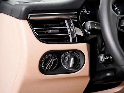 Used 2025 Porsche Macan image 11