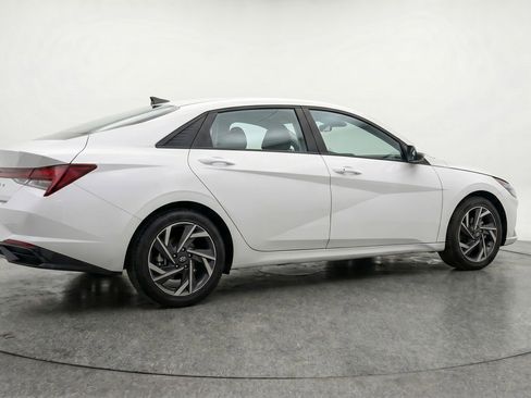Used 2025 Hyundai Elantra Limited FWD image 9