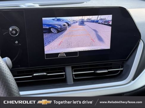 Used 2025 Chevrolet Trax RS w/ Sunroof Package FWD image 24