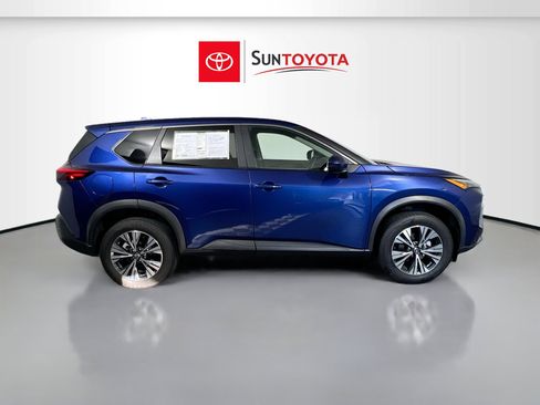 Used 2023 Nissan Rogue SV FWD image 2