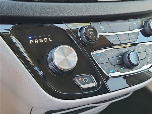 Used 2023 Chrysler Voyager LX image 18