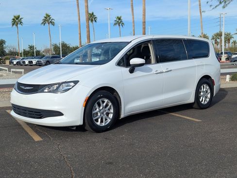 Used 2017 Chrysler Pacifica LX image 2