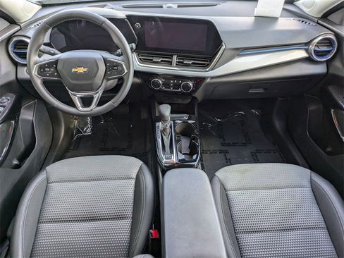 Used 2025 Chevrolet Trax LT w/ LT Convenience Package image 24