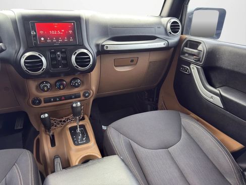Used 2016 Jeep Wrangler Unlimited Sahara w/ Connectivity Group AWD/4WD image 24