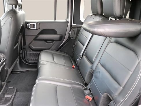 Used 2018 Jeep Wrangler Unlimited Sahara image 15