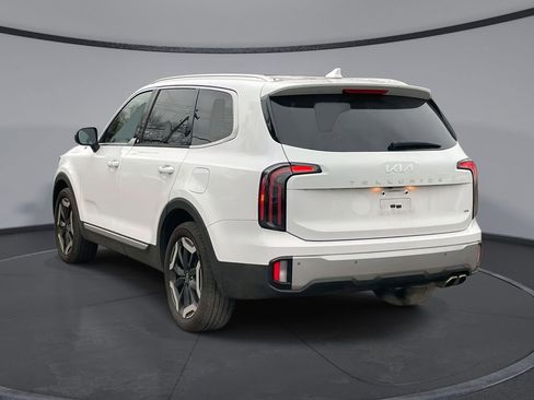 Used 2023 Kia Telluride EX w/ EX Captain's Chair Package image 8