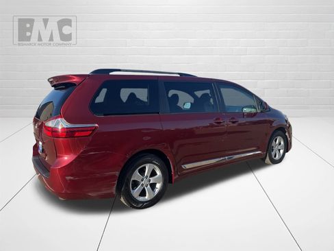 Used 2015 Toyota Sienna LE image 4