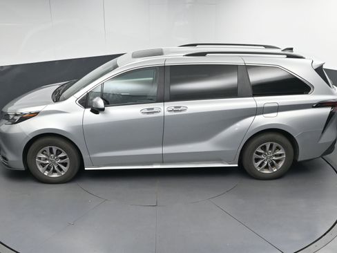 Certified 2024 Toyota Sienna XLE image 38