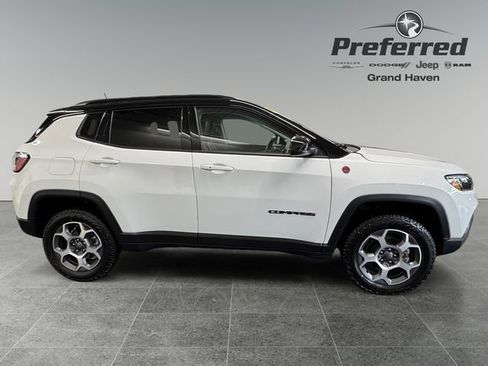 Used 2022 Jeep Compass Trailhawk w/ Trailhawk Convenience Group AWD/4WD image 9