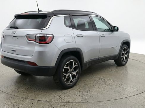 Used 2025 Jeep Compass Limited image 9