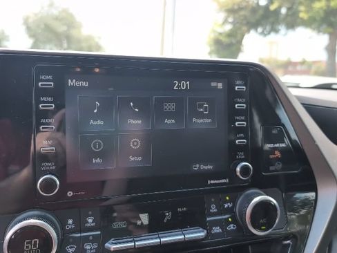 Used 2020 Toyota Highlander L FWD image 14