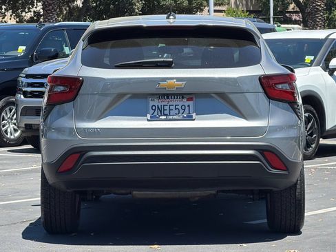 Used 2024 Chevrolet Trax LS w/ LS Convenience Package FWD image 4
