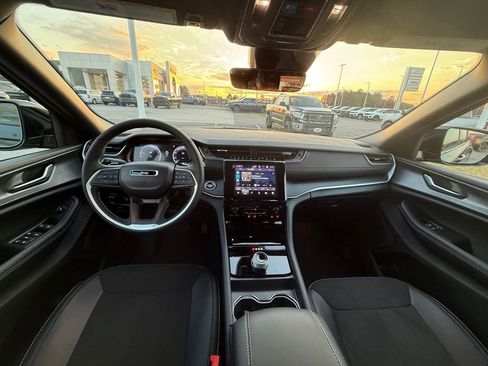 New 2025 Jeep Grand Cherokee Altitude image 11