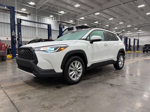 Certified 2023 Toyota Corolla Cross LE image 3