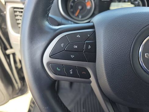Used 2019 Jeep Cherokee Latitude Plus w/ Comfort/Convenience Group FWD image 31