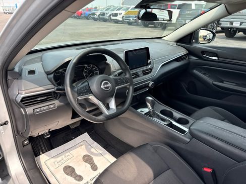 Used 2025 Nissan Altima 2.5 SV FWD image 13
