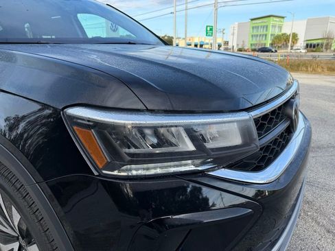 Certified 2024 Volkswagen Taos SE image 4