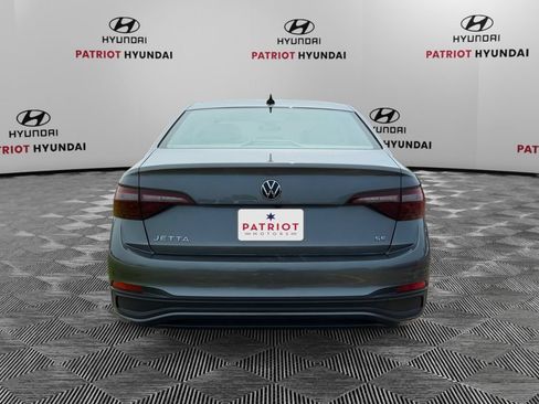 Used 2024 Volkswagen Jetta SE FWD image 4