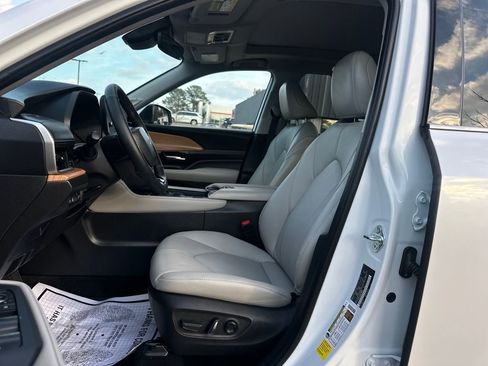 Used 2025 Toyota Grand Highlander Limited image 9