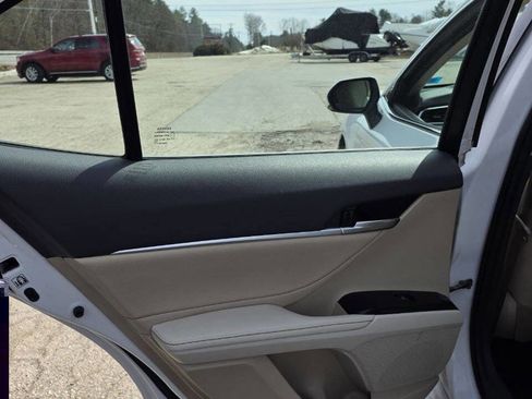 Used 2018 Toyota Camry XLE image 14