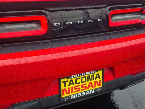 Used 2015 Dodge Challenger SXT image 28