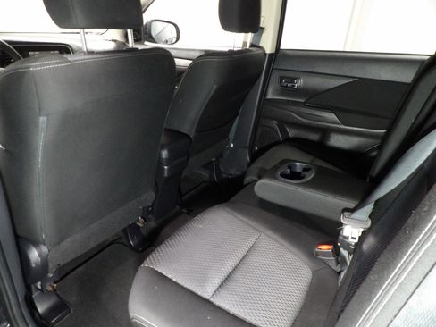 Used 2018 Mitsubishi Outlander ES image 11