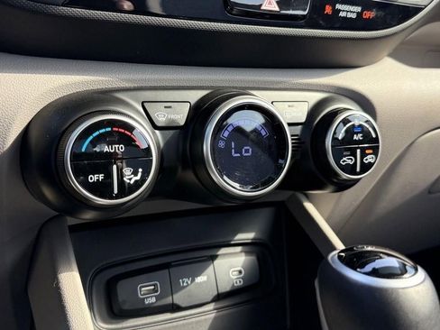 Used 2024 Hyundai Venue SEL image 18