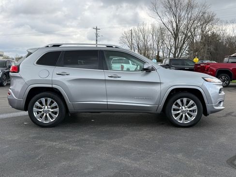 Used 2017 Jeep Cherokee Overland AWD/4WD image 9