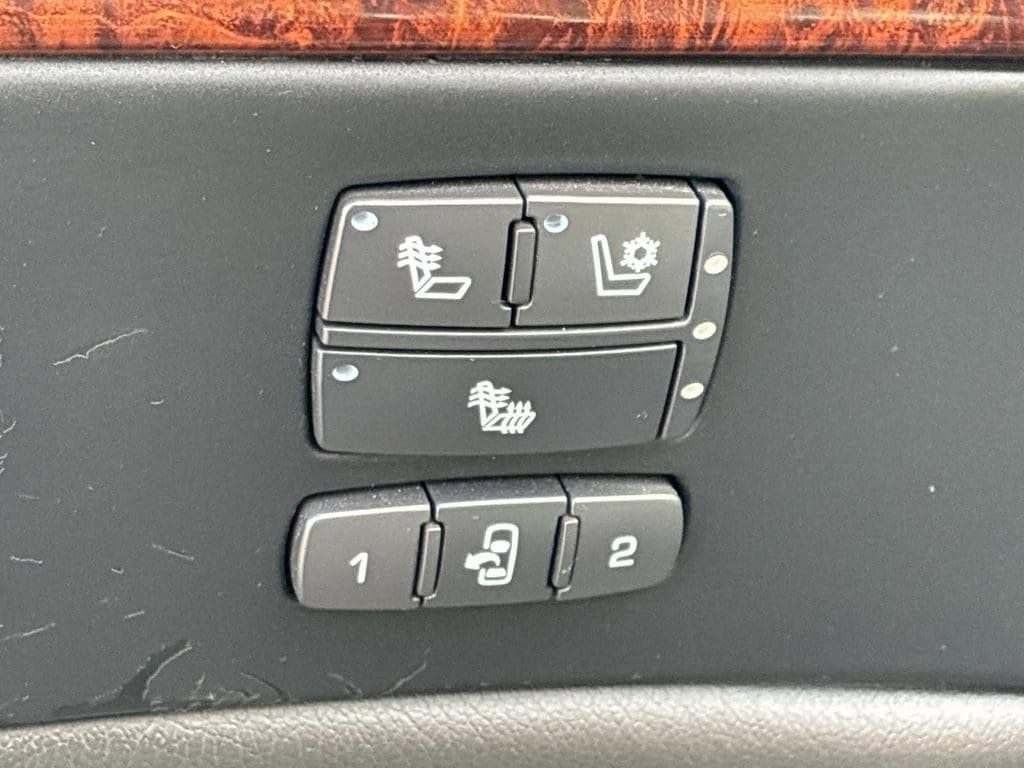 Used 2007 Cadillac DTS Luxury I w/ Sun And Navigation Package FWD image 21