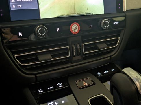 Used 2023 Porsche Macan image 38