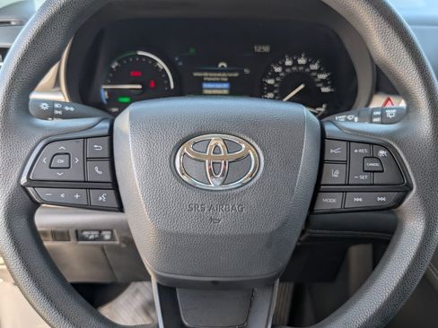 Used 2025 Toyota Sienna LE FWD image 19