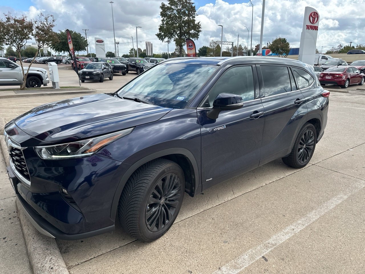 Used 2021 Toyota Highlander Platinum AWD/4WD image 2