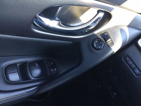 Used 2016 Nissan Rogue S w/ Appearance Package image 31