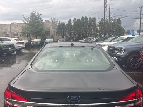 Used 2017 Ford Fusion SE w/ Fusion SE Technology Package image 8