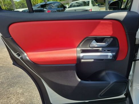 Used 2021 Mercedes-Benz GLB 250 image 10