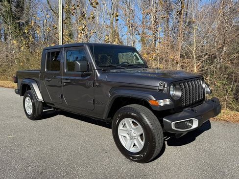 Used 2022 Jeep Gladiator Sport image 4
