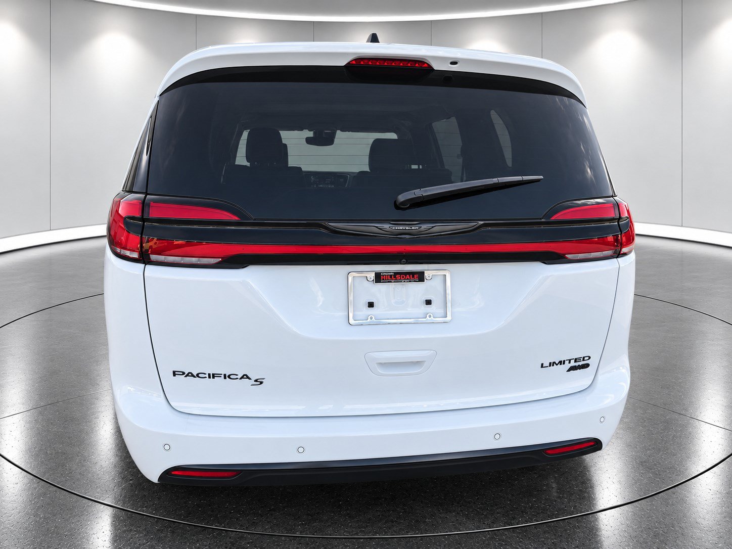 Used 2024 Chrysler Pacifica Limited w/ Uconnect Theater Family Group AWD/4WD image 5