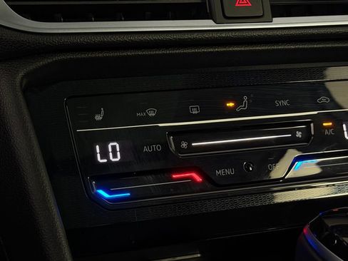 Used 2025 Volkswagen Taos SE w/ Panoramic Sunroof Package image 18