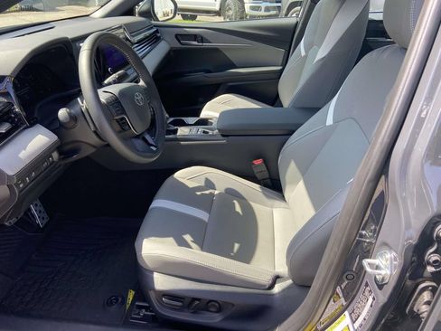 Used 2025 Toyota Camry SE FWD image 17