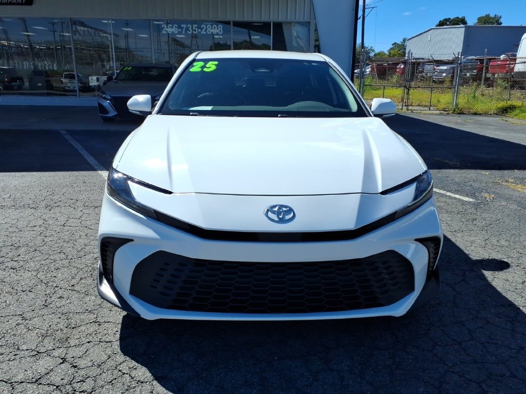 Used 2025 Toyota Camry SE w/ Convenience Package FWD image 2