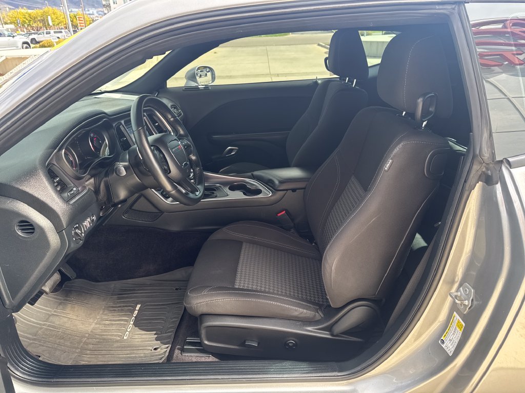 Used 2018 Dodge Challenger R/T w/ Driver Convenience Group RWD image 9