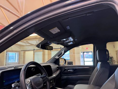 Used 2025 Chevrolet Suburban Z71 image 13