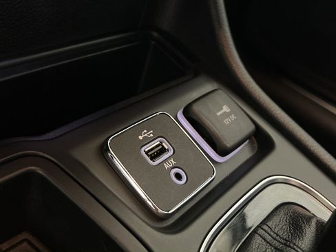 Used 2019 Jeep Cherokee Limited image 34