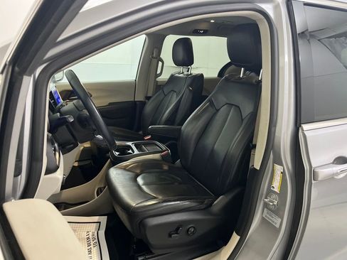 Used 2017 Chrysler Pacifica Touring-L image 19