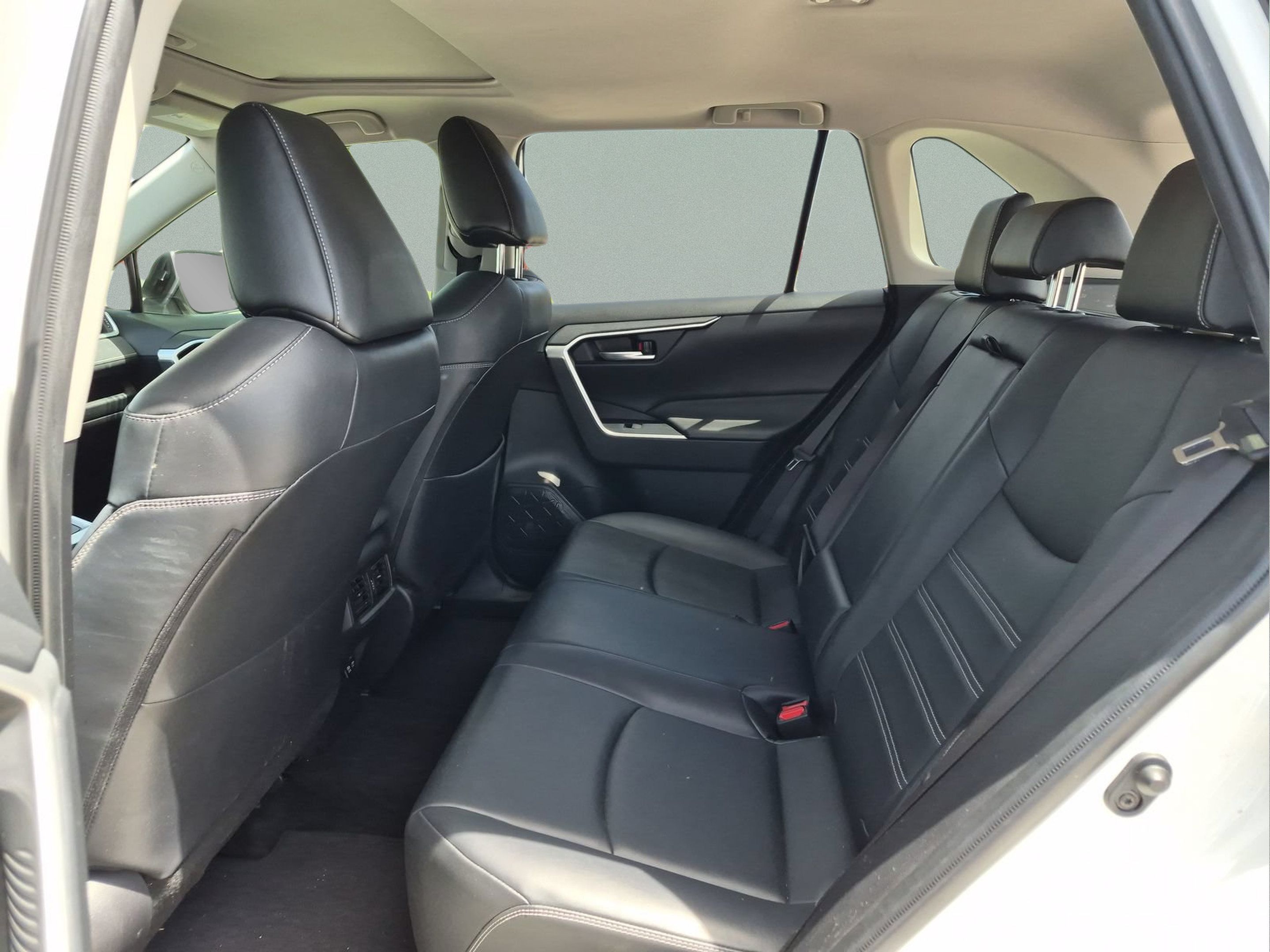 Used 2019 Toyota RAV4 XLE Premium FWD image 17