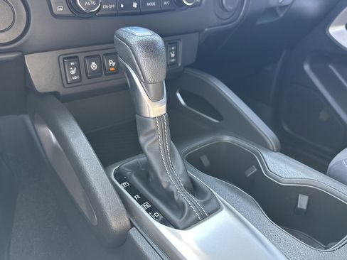 Used 2024 Nissan Frontier SV w/ SV Convenience Package image 31