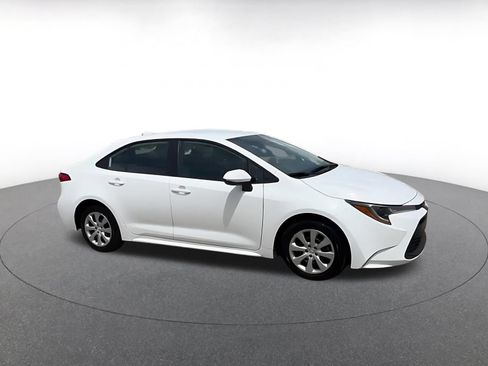 Used 2025 Toyota Corolla LE FWD image 2