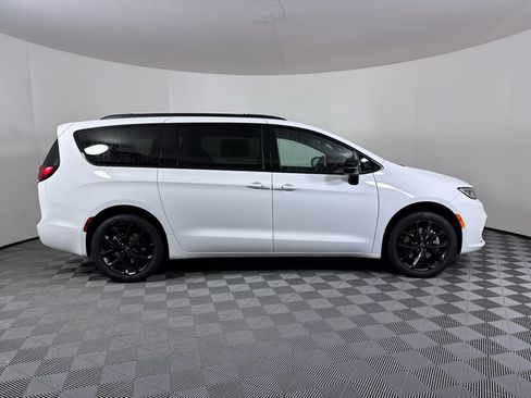 New 2026 Chrysler Pacifica Select w/ S Appearance Package AWD/4WD image 16