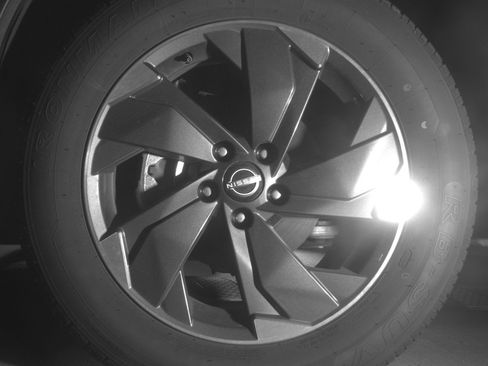 Used 2025 Nissan Rogue SV AWD/4WD image 12