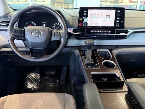 Used 2024 Toyota Sienna LE image 31